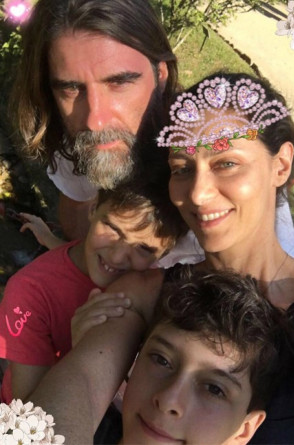 Maria Fernanda Cândido ao lado do marido, Petrit Spahija, e dos dois filhos, Tomás (19 anos) e Nicolas (17 anos)(Foto: Reprodução/ Instagram)