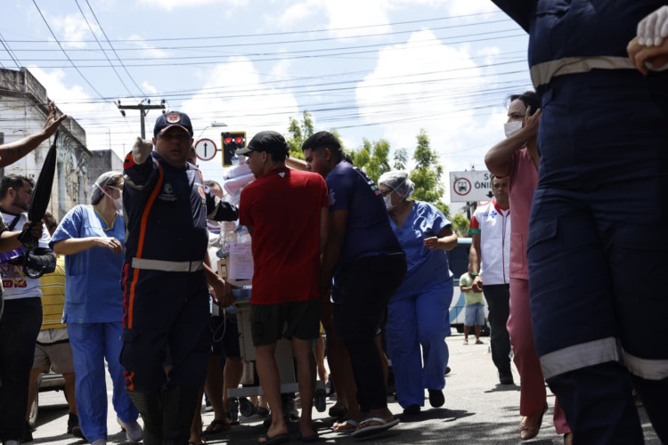 (Foto: Daniel Galber/Especial para O POVO)Pacientes das UTIs precisaram ser levados às pressas para fora do hospital