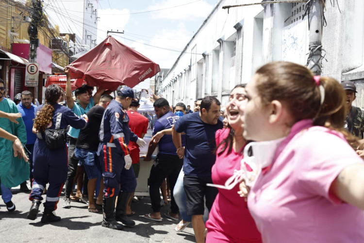 (Foto: Daniel Galber/Especial para O POVO)Pacientes das UTIs precisaram ser levados às pressas para fora do hospital