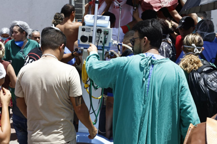 (Foto: Daniel Galber/Especial para O POVO)Pacientes das UTIs precisaram ser levados às pressas para fora do hospital