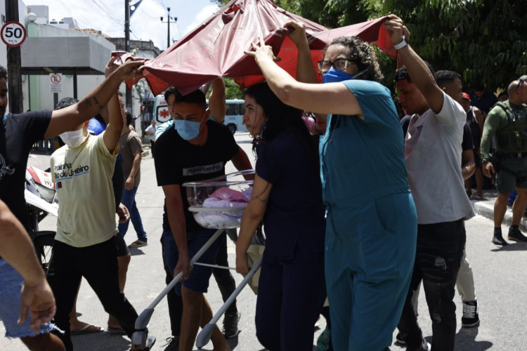 (Foto: Daniel Galber/Especial para O POVO)Pacientes das UTIs precisaram ser levados às pressas para fora do hospital