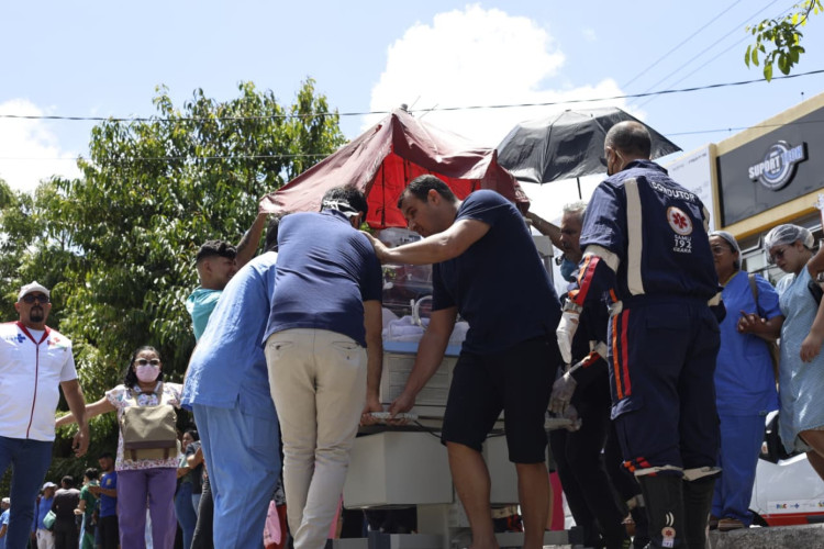 (Foto: Daniel Galber/Especial para O POVO)Pacientes das UTIs precisaram ser levados às pressas para fora do hospital