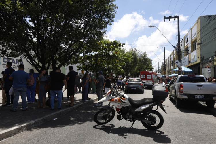 (Foto: Daniel Galber/Especial para O POVO)Pacientes das UTIs precisaram ser levados às pressas para fora do hospital