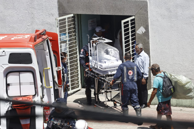 (Foto: Daniel Galber/Especial para O POVO)Pacientes das UTIs precisaram ser levados às pressas para fora do hospital