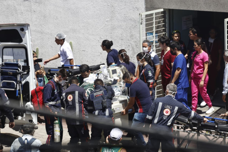 (Foto: Daniel Galber/Especial para O POVO)Pacientes das UTIs precisaram ser levados às pressas para fora do hospital