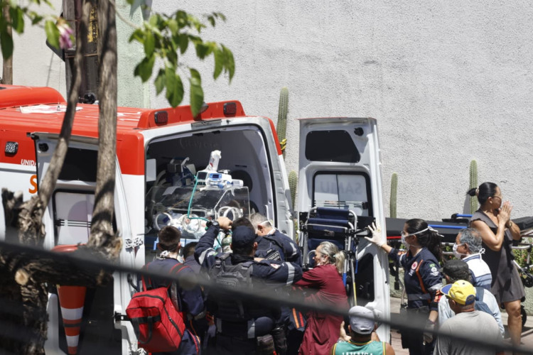 (Foto: Daniel Galber/Especial para O POVO)Pacientes das UTIs precisaram ser levados às pressas para fora do hospital