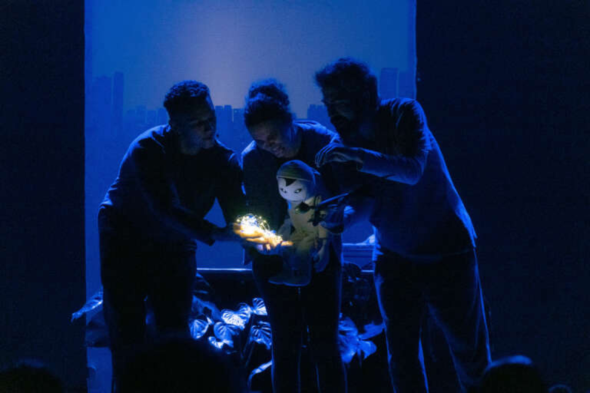 É apresentado no Teatro Carlos Câmara o espetáculo 