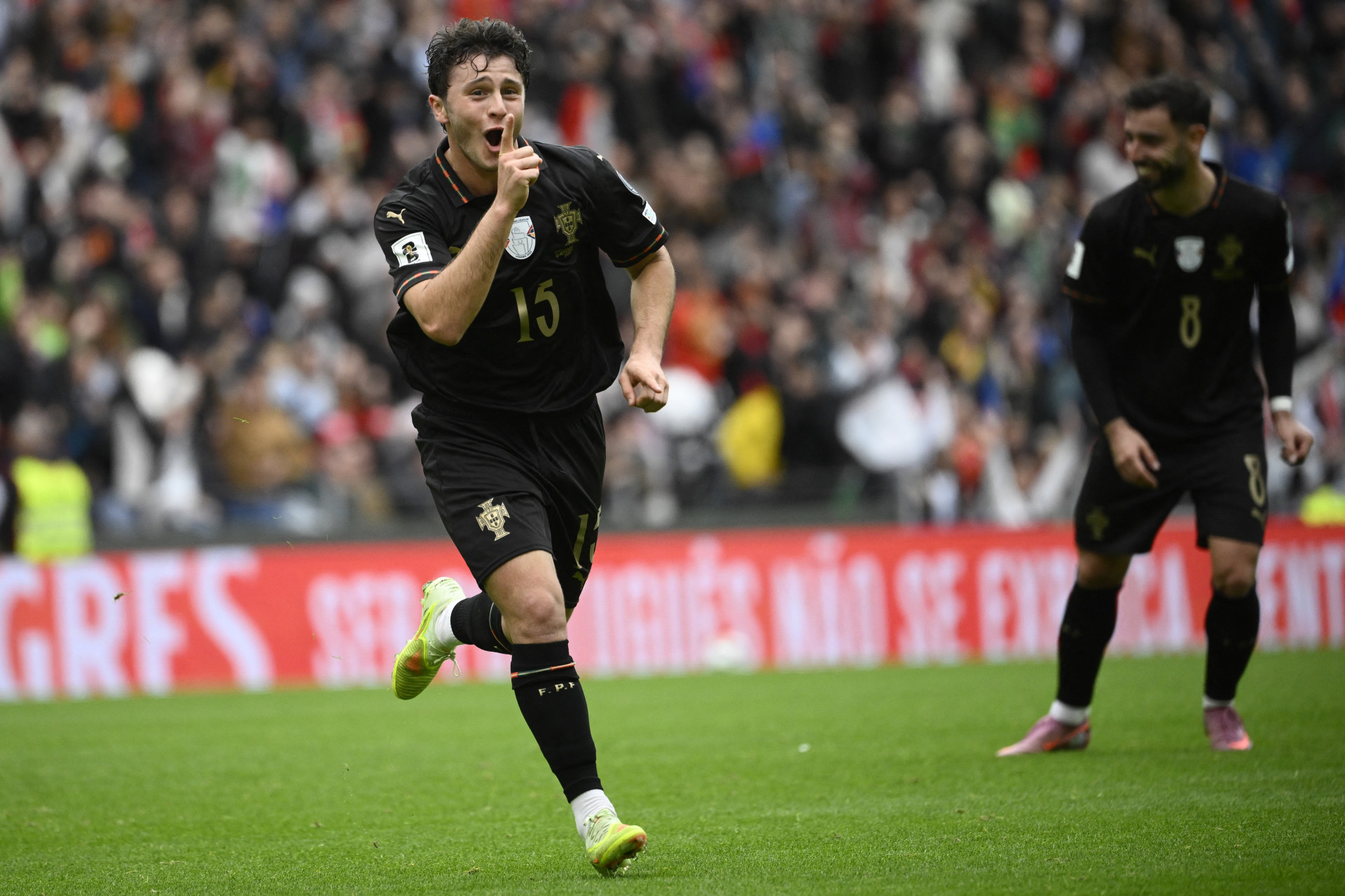 João Neves marcou três gols na vitória de Portugal por 9 a 1 sobre a Armênia (Foto: MIGUEL RIOPA / AFP)