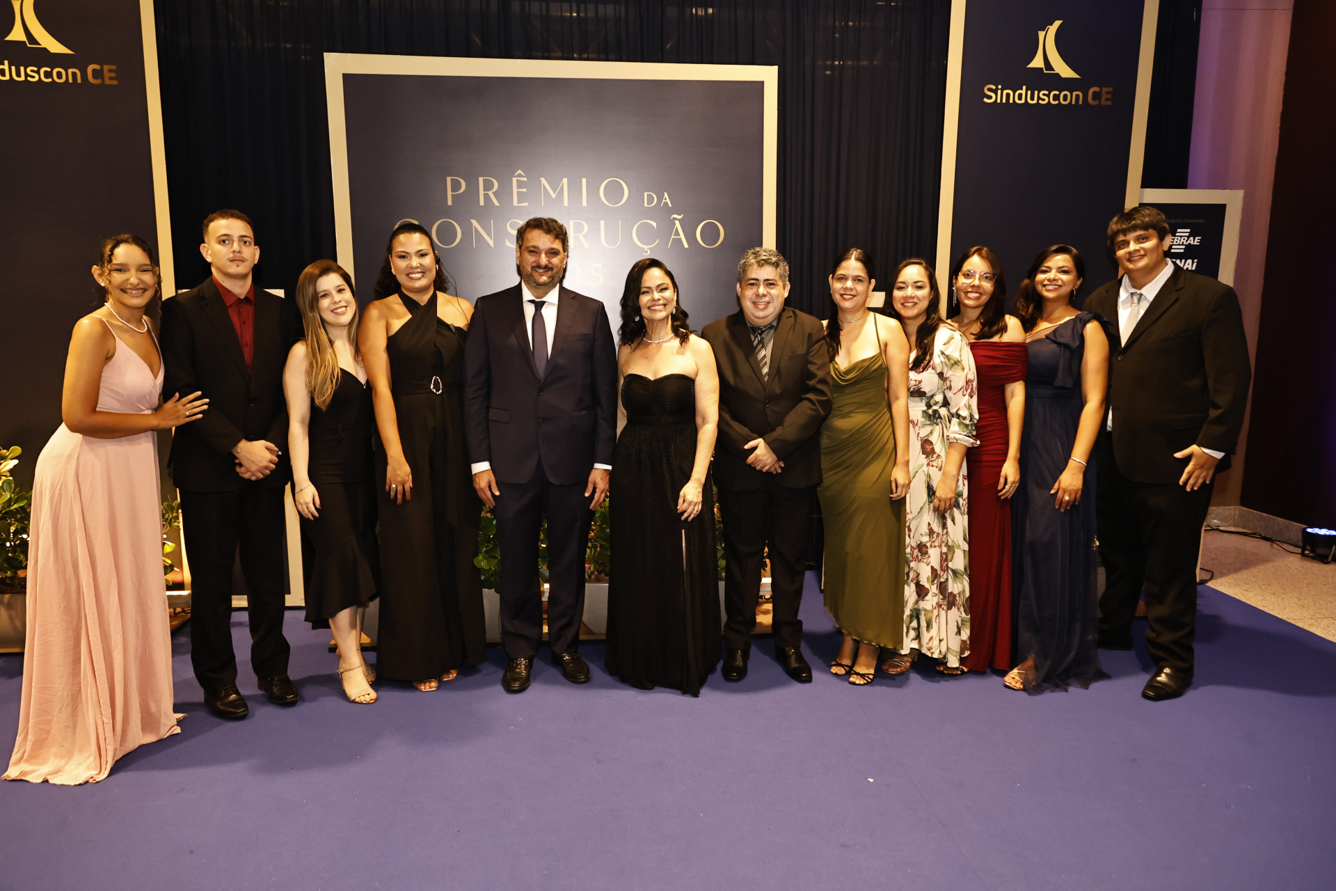 (Foto: João Filho Tavares e Divulgação)Patriolino Dias com o 
time do Sinduscon Ceará