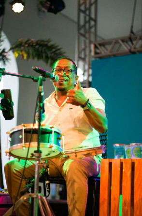 Eman Aciole, percussão e voz do Batuque Samba de Roda; grupo se apresenta no Esquina Brasil/Nega Teresa