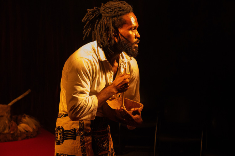 Espetáculo apresentado no Theatro José de Alencar (TJA) revisita trajetória de Abdias do Nascimento (Foto: João Marcelo Resende/Divulgação)