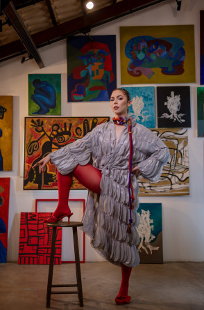 Artista visual Bia Soares compartilha sua obra e pensamento na edição 2025-2026 da revista Pause O POVO Por Clovis Holanda (Foto: AURÉLIO ALVES PARA A REVISTA PAUSE )