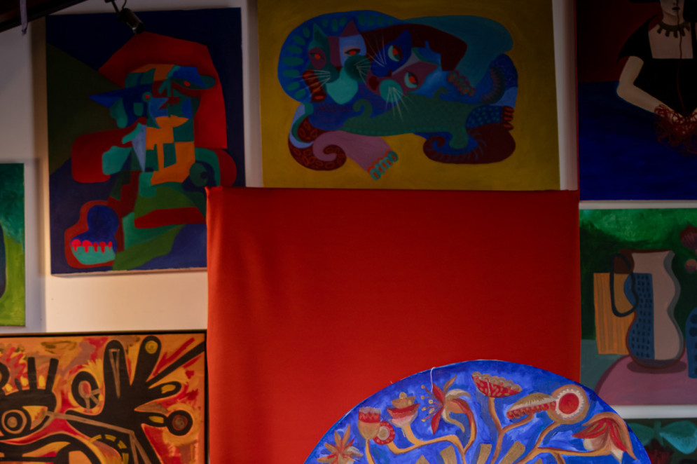 Artista visual Bia Soares compartilha sua obra e pensamento na edição 2025-2026 da revista Pause O POVO Por Clovis Holanda (Foto: AURÉLIO ALVES PARA A REVISTA PAUSE)