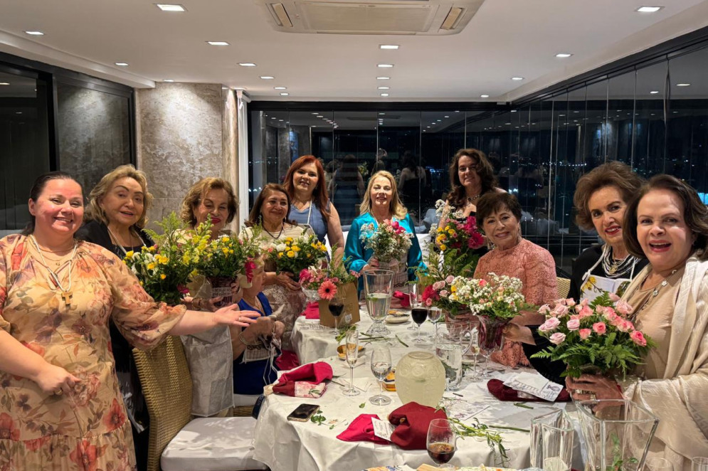 (Foto: Arquivo pessoal )Elas, talentosas, para tratar as flores