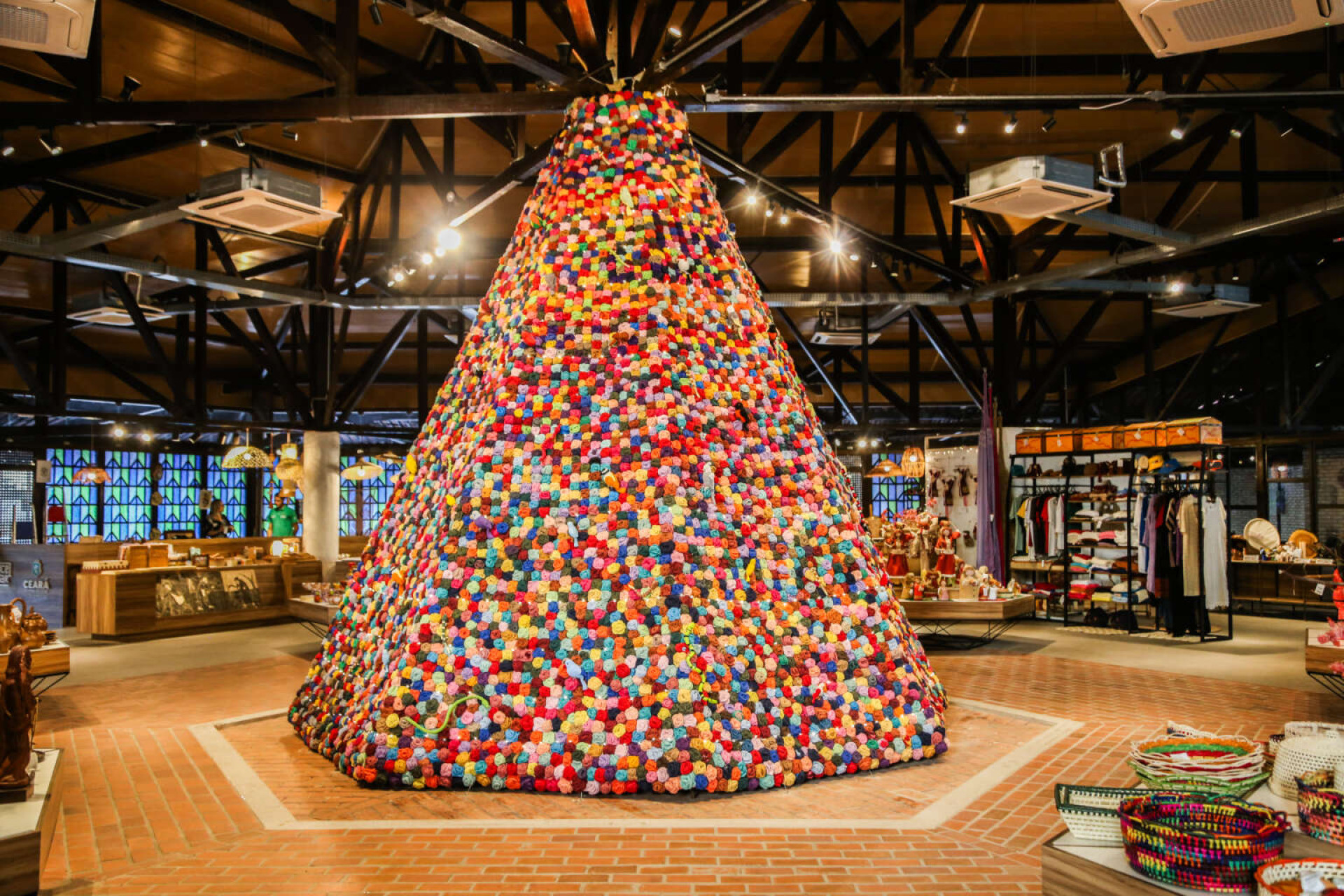 Natal da Central de Artesanato do Ceará (CeArt) tem árvore decorada com milhares de animais e flores em crochês (Foto: Mariana Parente/Divulgação)