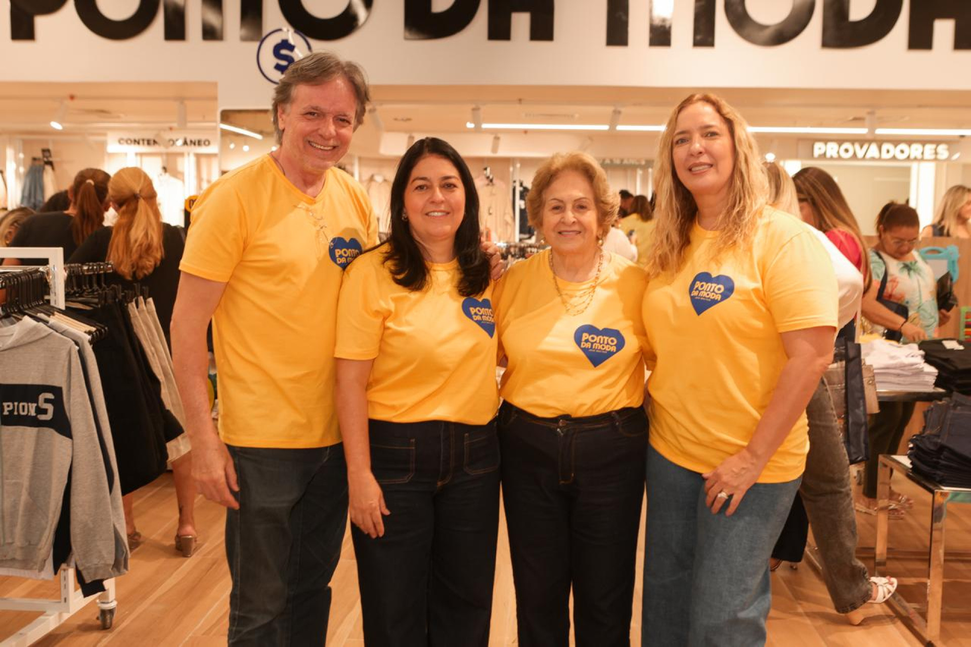 Riamburgo Ximenes ao lado de Ana, Tereza e Reca Ximenes, família unida (Foto: Arquivo pessoal )