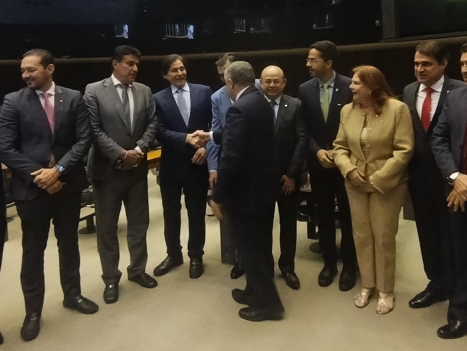 José Guimarães (PT) cumprimentando e indo posar para foto ao lado de Eunício Oliveira (MDB) (Foto: Guilherme Gonsalves/O POVO)