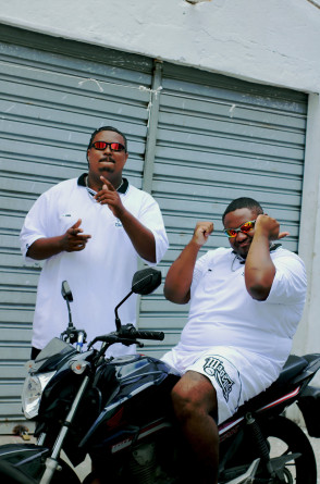 Vestindo do PP ao XGG, a marca já possui alguns ícones como as camisas gola pólo(Foto: FOTOS Mancuda/Divulgação )