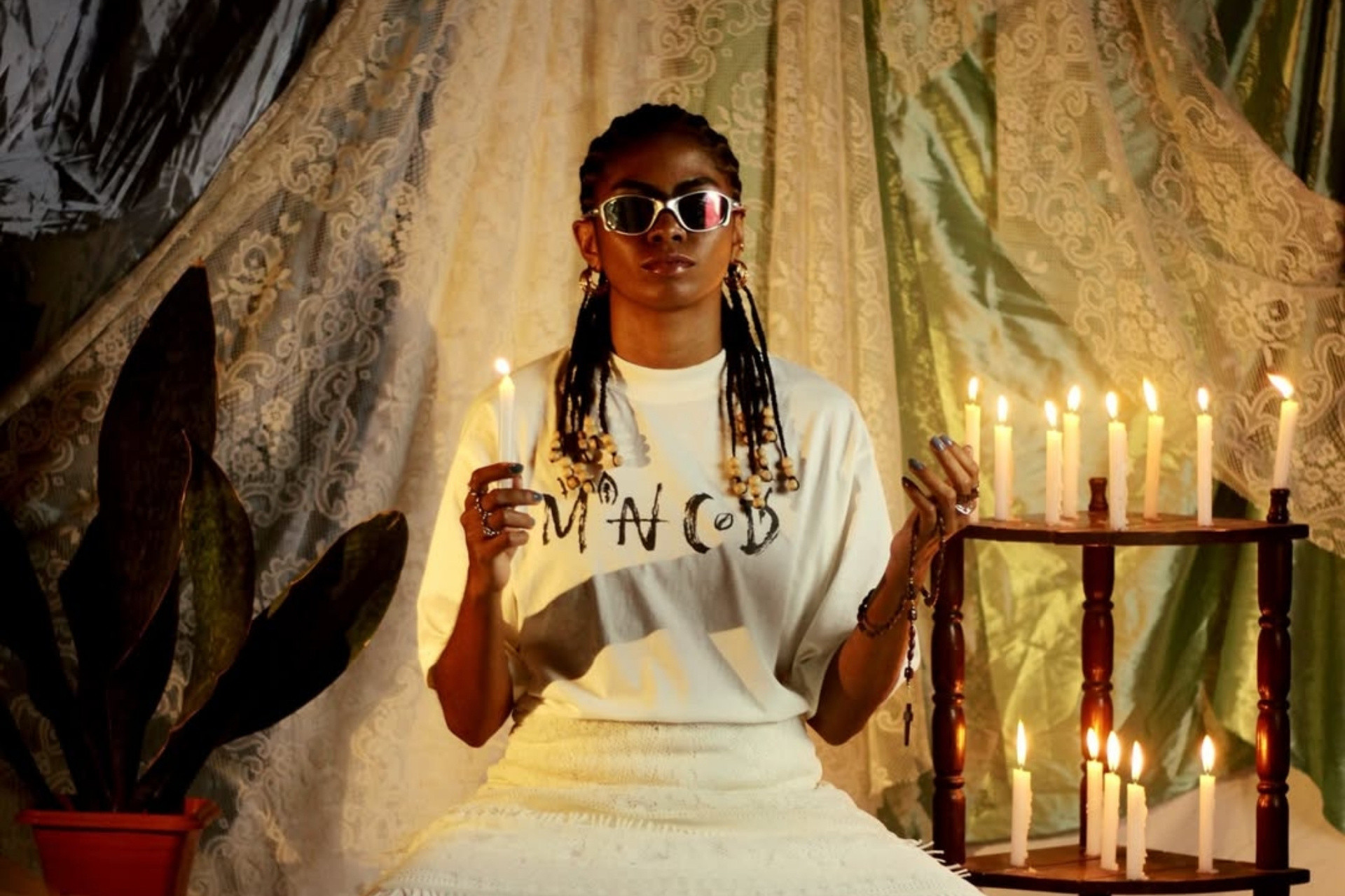 Camiseta da linha Santo Forte, da marca cearense Mancuda. A coleção nasceu a partir da conexão com o sagrado e com a espiritualidade. Cada peça foi desenvolvida de forma autoral e independente, explorando as múltiplas possibilidades de contar histórias por meio da roupa. (Foto: @mateuxtx/reprodução @mancudaoficial)