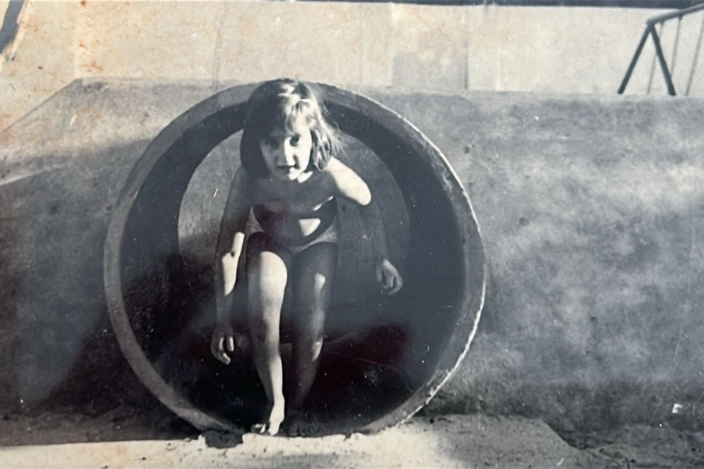 Emília brincando do túnel, que até hoje está no pátio da escola(Foto: Acervo Pessoal/Divulgação)