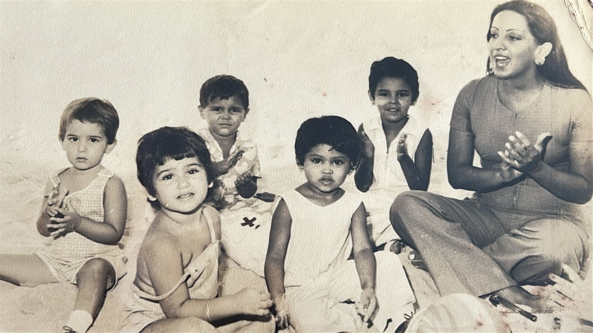 Em 1971, a escola começou com uma turma. Emília é a primeira do lado esquerdo (Foto: Acervo Pessoal/Divulgação)