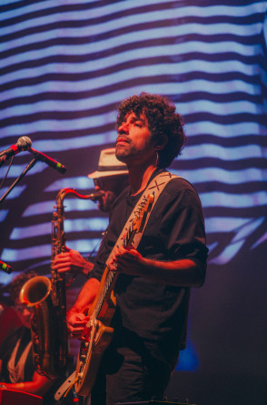 A banda Drama Machine, projeto instrumental do músico e produtor Caio Castelo, lança seu single de estreia nesta quarta-feira, 3