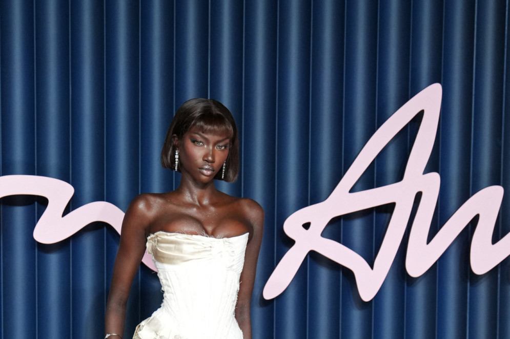 Modelo Anok Yai foi eleita a modelo de 2025 pelo Fashion Awards  (Foto: CARLOS JASSO / AFP)