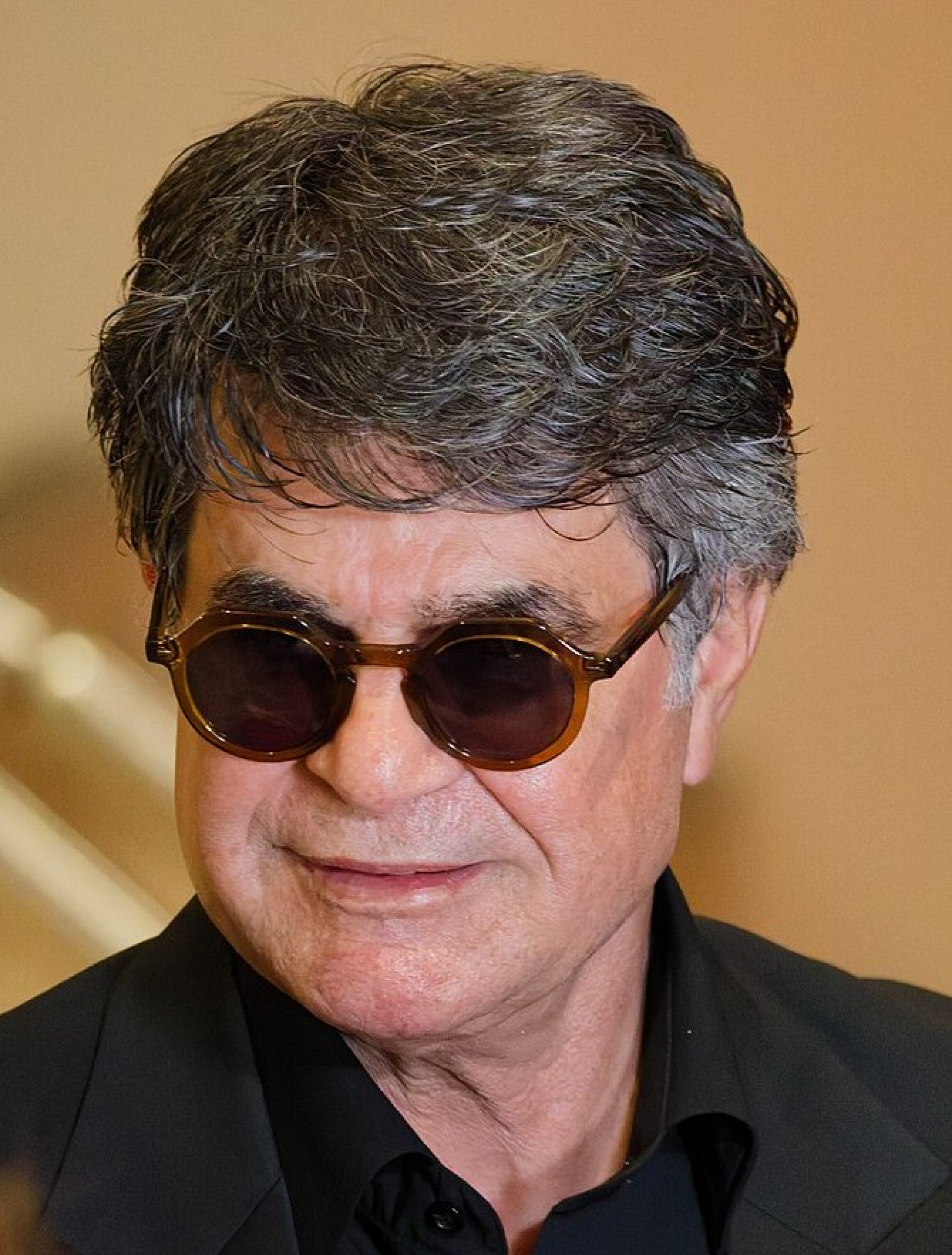 Jafar Panahi em coletiva de imprensa após vencer a Palma de Ouro do Festival de Cannes 2025 (Foto: Kevin Payravi)