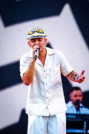 João veste chapéu de Irineu do Mestre, camisa sob medida de Airon D’Bragança e calça Studio Orla(Foto: Lucas Haddad/Divulgação)