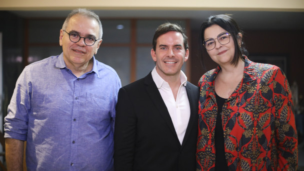  Fábio Rua, vp da GM do Brasil, entre João Dummar Neto e Luciana Dummar(Foto: FABIO LIMA)