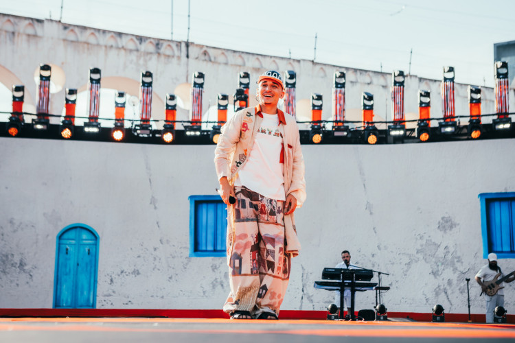DVD Jo&atilde;o Gomes, gravado nos Arcos da Lapa, no Rio de Janeiro. Jo&atilde;o veste chemise da marca Foz e camiseta e cal&ccedil;a Pat&uacute;(Foto: Diego Padilha/Divulga&ccedil;&atilde;o)