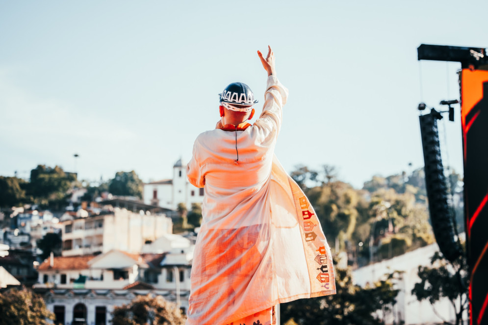 DVD João Gomes, gravado nos Arcos da Lapa, no Rio de Janeiro. João veste chemise da marca Foz, bordada à mão pelo grupo Mimos de Dona Peró.(Foto: Diego Padilha/Divulgação)