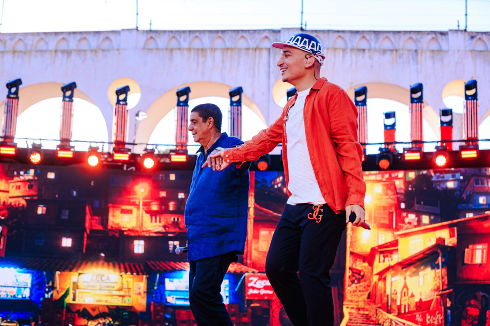 João Gomes, ao lado de Zeca Pagodinho, vestindo Reserva e chaveiro personalizado com logo do DVD(Foto: Kaio Cesar/Divulgação)