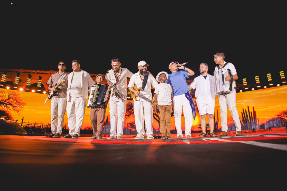 A banda também foi produzida pelo stylist Rafhael Castro, com looks da Riachuelo(Foto: Diego Padilha/Divulgação)