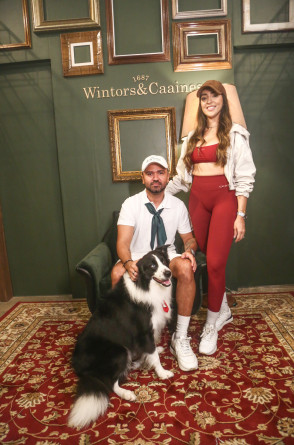 Jhonatan Rego e Renata Braga com o mascote da família(Foto: JoaoFilho Tavares)