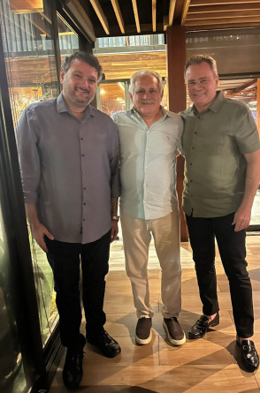 Presidente da CooperCon Ceará, Emanuel Capistran entre o presidente do Sinduscon-CE, Patriolino Dias, e o presidente da CooperCon Brasil, Sérgio Macedo(Foto: Divulgação)