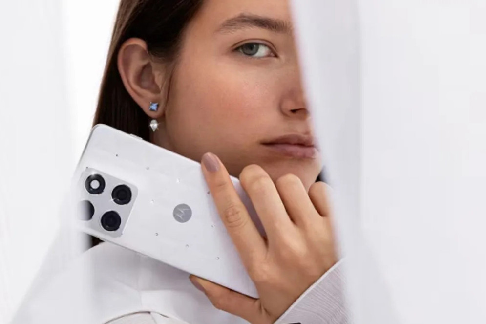 Ap&oacute;s anunciar a Cor do Ano, a Pantone apresentou alguns produtos licenciados, em parceria com grandes marcas, como a Motorola(Foto: Motorola/Reprodu&ccedil;&atilde;o)