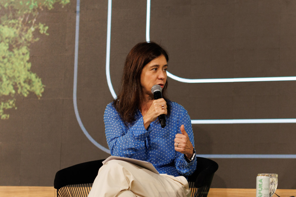 diretora de Sustentabilidade da CNseg, Claudia Prates, na Casa do Seguro, durante a COP30 em Bel&eacute;m(Foto: Matheus Assis/CNseg/Divulga&ccedil;&atilde;o)