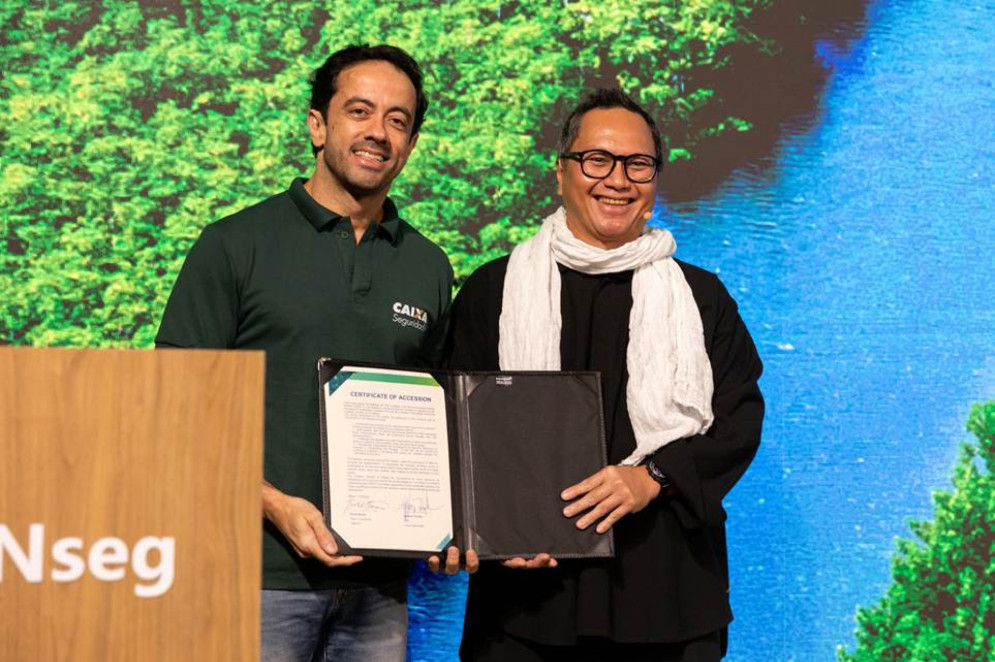 Presidente da Caixa Seguridade, Gustavo Portela, e Butch Bacani, head de Seguros da UNEP FI, ap&oacute;s ades&atilde;o da Caixa ao PSI(Foto: Caixa Seguridade/Divulga&ccedil;&atilde;o)