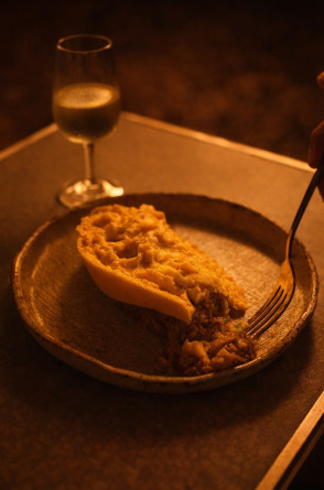 Omurice porco (R$ 72), feito de arroz gohan salteado no caldo de porco, kimchi e omelete cremoso, é servido no Muá Tuá Bistrot