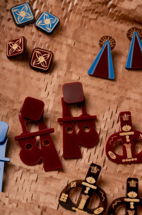 Coleção Paraíba Armorial, da marca paraibana Soé, com história e símbolos da Paraíba, inspirados no Movimento Armorial de Ariano Suassuna.