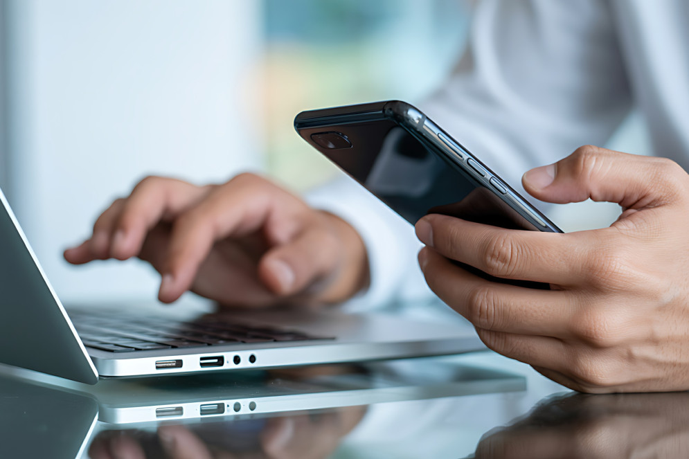 Vibe coding foi escolhida como uma das palavras que definem o ano de 2025. Imagem gerada por IA(Foto: Cultura Creative / AdobeStock)