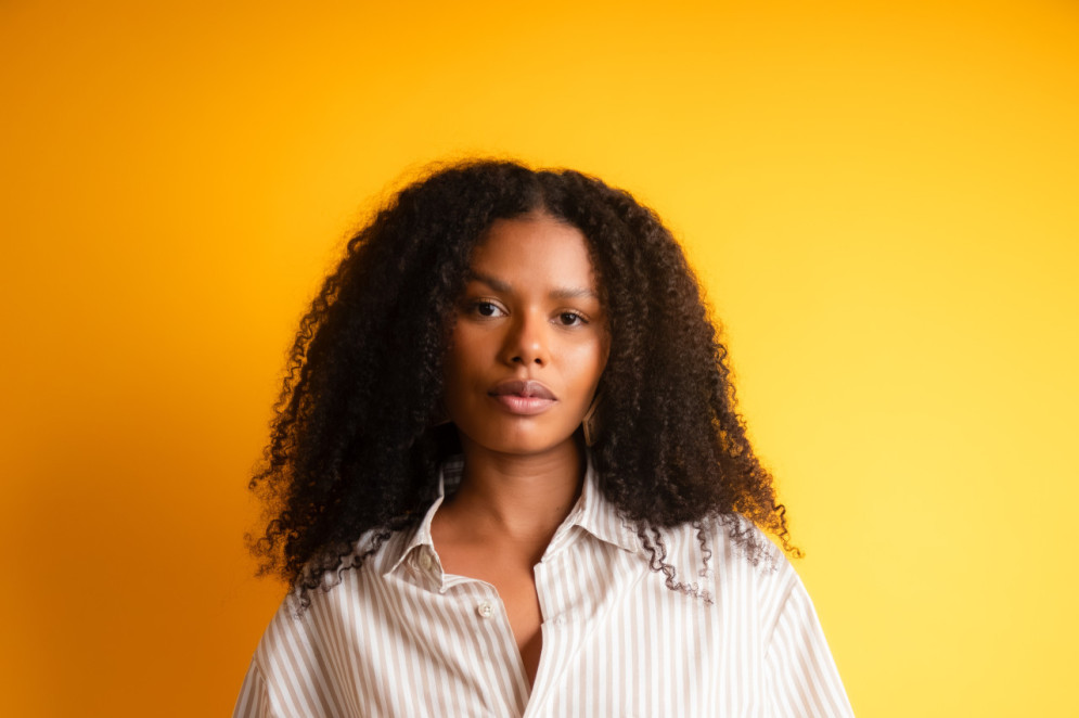 O slow fashion de Cândida Lopes, na Cândida Autoral, é marcado por peças em algodão e bordadas à mão (Foto: FOTOS Rafa Eleutério/Divulgação)