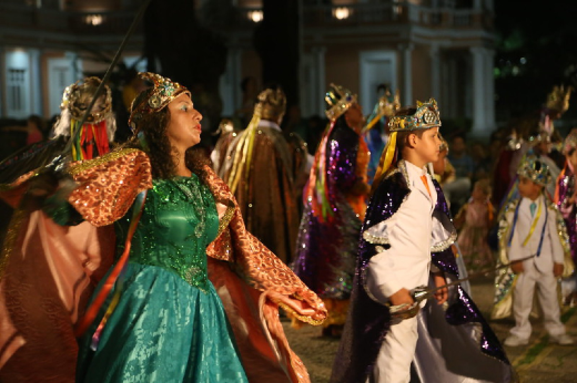 Os jardins da Reitoria da Universidade Federal do Ceará (UFC) recebem a apresentação do grupo Brincantes do Cordão do Caroá (Foto: Arlindo Barreto/Divulgação)