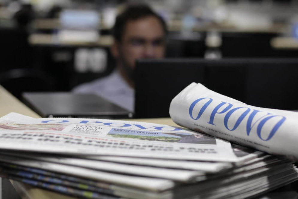 Em quase um s&eacute;culo, O POVO j&aacute; passou por diferentes concep&ccedil;&otilde;es gr&aacute;ficas, como a ilustrada na foto de 2018(Foto: J&Uacute;LIO CAESAR)