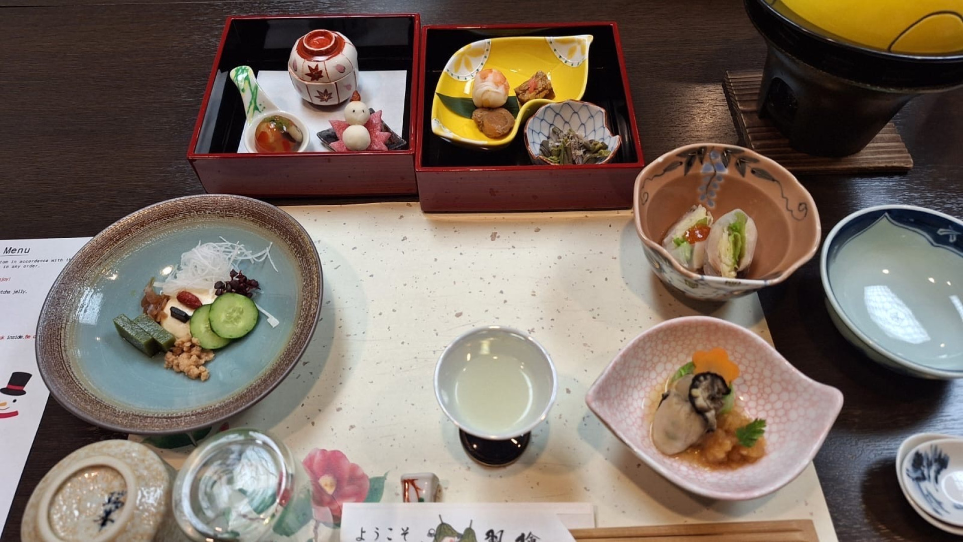 Mesa posta em passagem de &Eacute;lcio Nagano por ryokan (Foto: &Eacute;lcio Nagano/ Acervo pessoal )