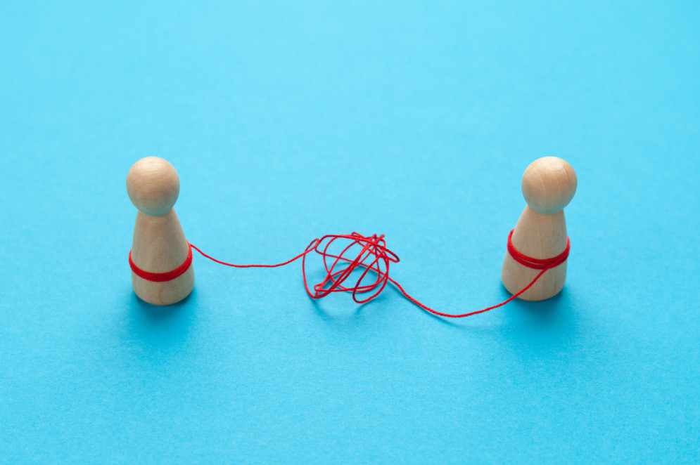 Afinal, o que &eacute; ter algu&eacute;m? Na era do desapego, o valor do la&ccedil;o reside na qualidade do encontro e no respeito &agrave; trajet&oacute;ria individual(Foto: Andrii Zastrozhnov / AdobeStock)