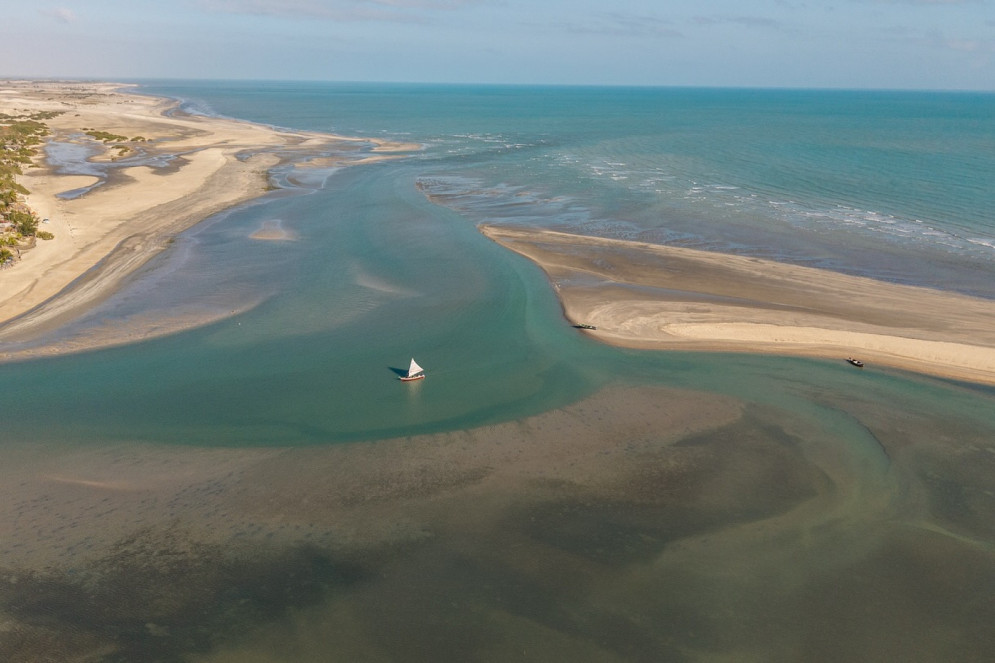 O territ&oacute;rio de Tatajuba &eacute; composto em mais de 95% por dep&oacute;sitos e&oacute;licos costeiros, apresentando morfologias variadas como dunas barcanas e transversais. O maior expoente desse sistema &eacute; a Duna Encantada, um monumento natural com cerca de 30 metros de altura e um volume estimado em 140 milh&otilde;es de metros c&uacute;bicos de areia(Foto: Reprodu&ccedil;&atilde;o/Facebook/Casa Santa Maria Tatajuba)
