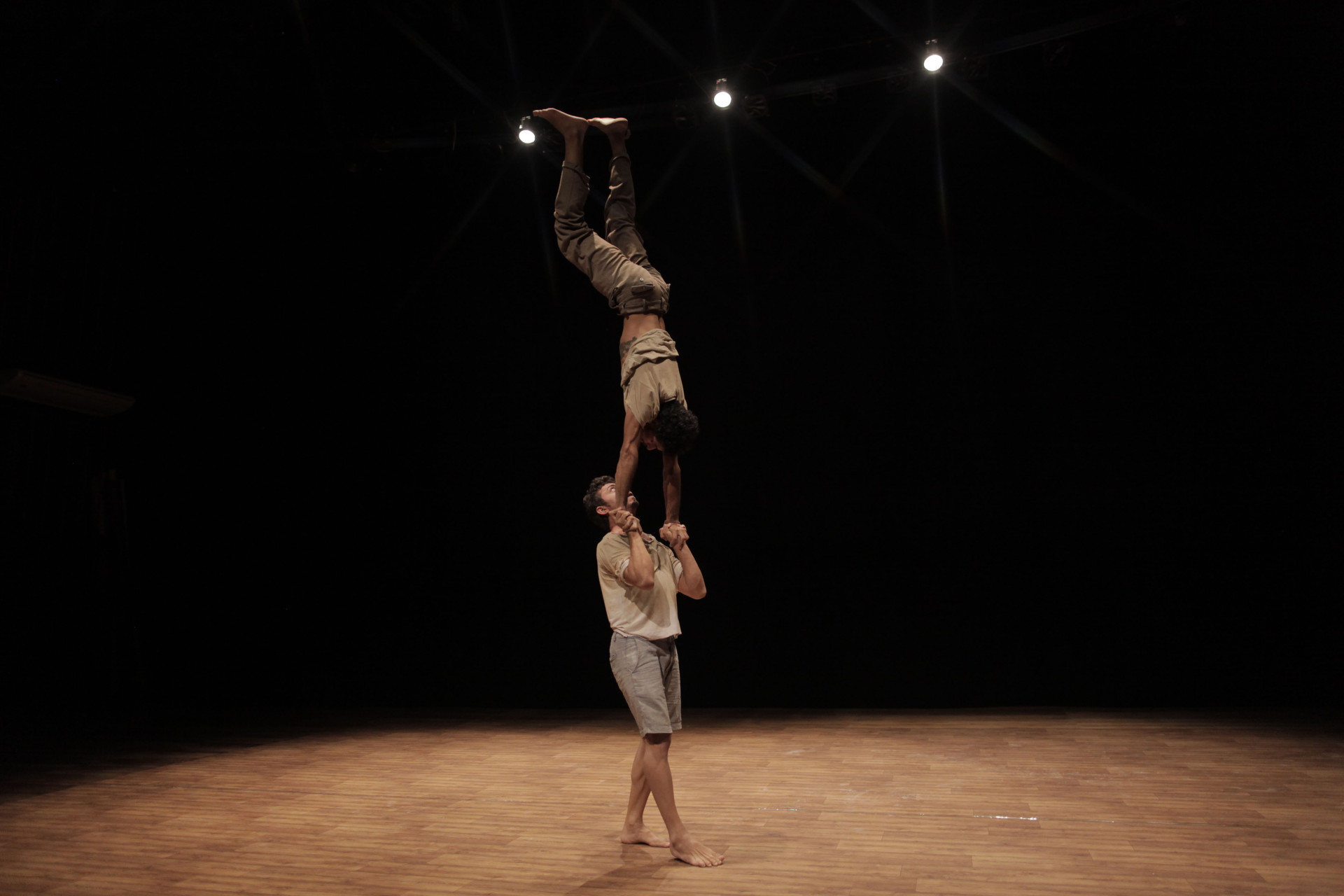 No Teatro B. de Paiva, o Grupo Fuzuê apresenta neste fim de semana o espetáculo circense 