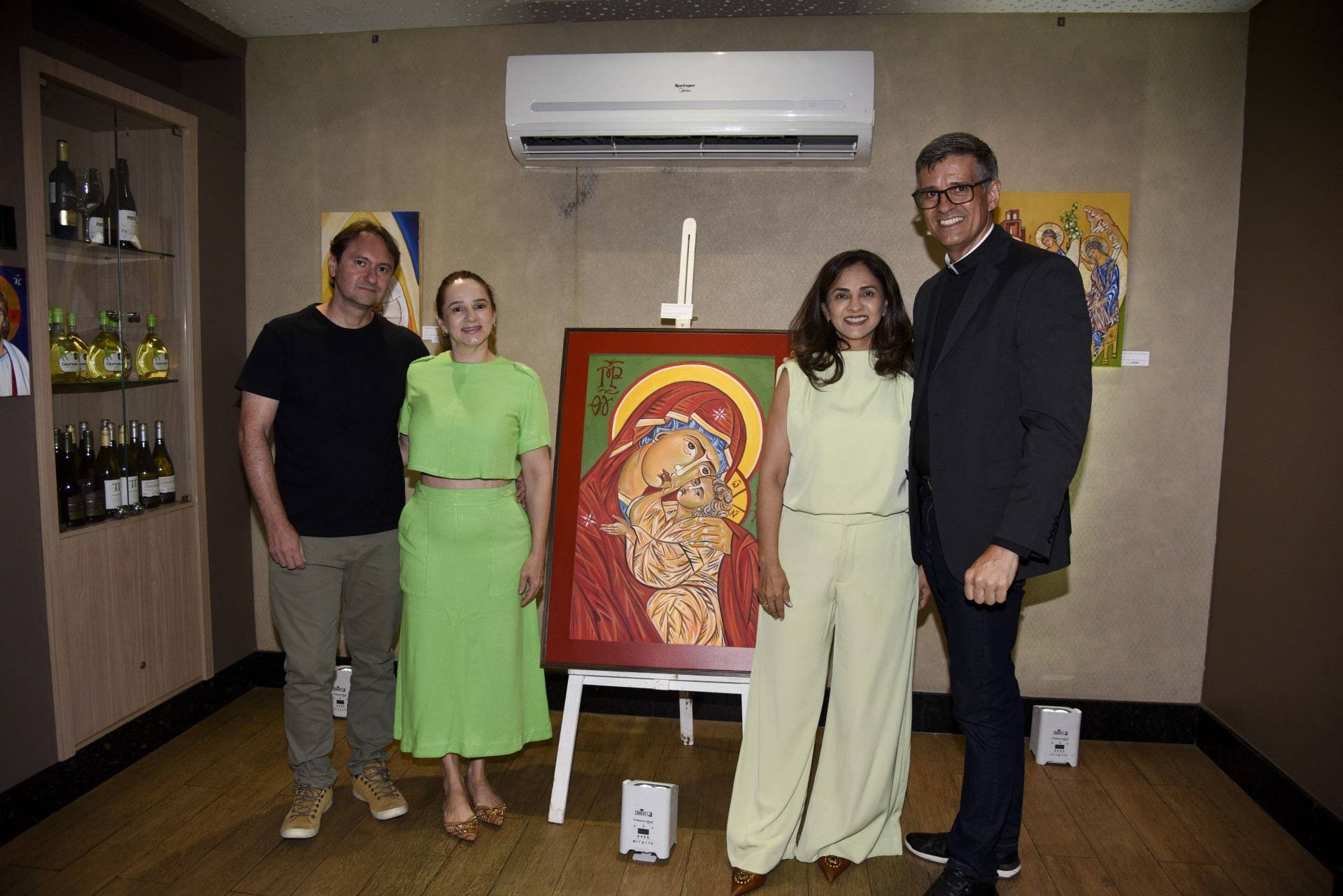 Pe. Gleicion com anfitriãs Edna e Jeruza Mendonca, e Wilker Dantas (Foto: fotos Nayana Melo/Especial para O Povo)